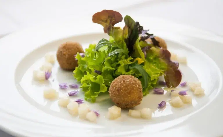 Ein Feinschmeckersalat mit Blattgemüse, Kroketten und Gemüsewürfeln - perfekt für eine Hoteldiät.
