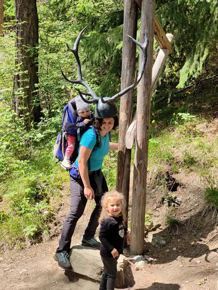 Una donna che indossa un marsupio sta sotto le corna, come se avesse le corna.